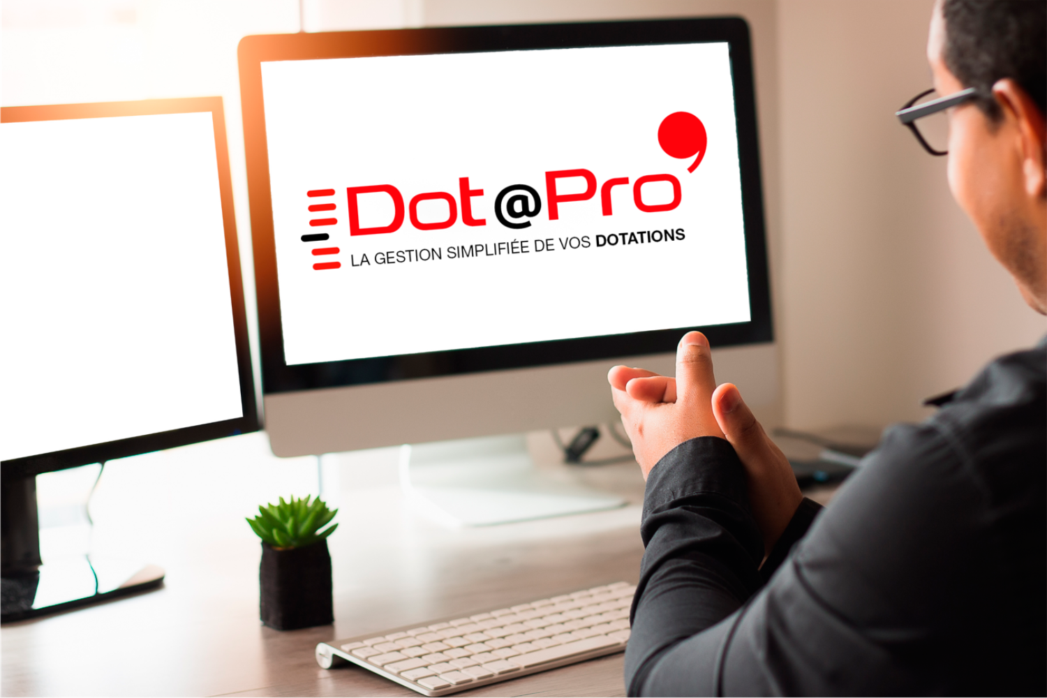 Image d'illustration d'un homme devant son ordinateur avec le logo Dot@Pro