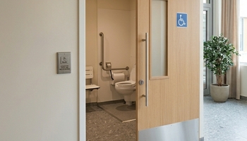 Accès à une salle de bain PMR avec passage adapté