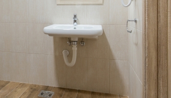 Lavabo PMR suspendu accessible fauteuil roulant