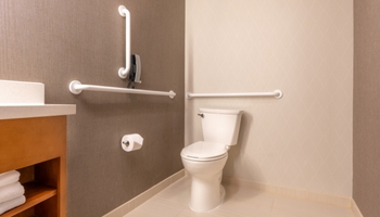 WC PMR avec barre d'appui et espace de transfert