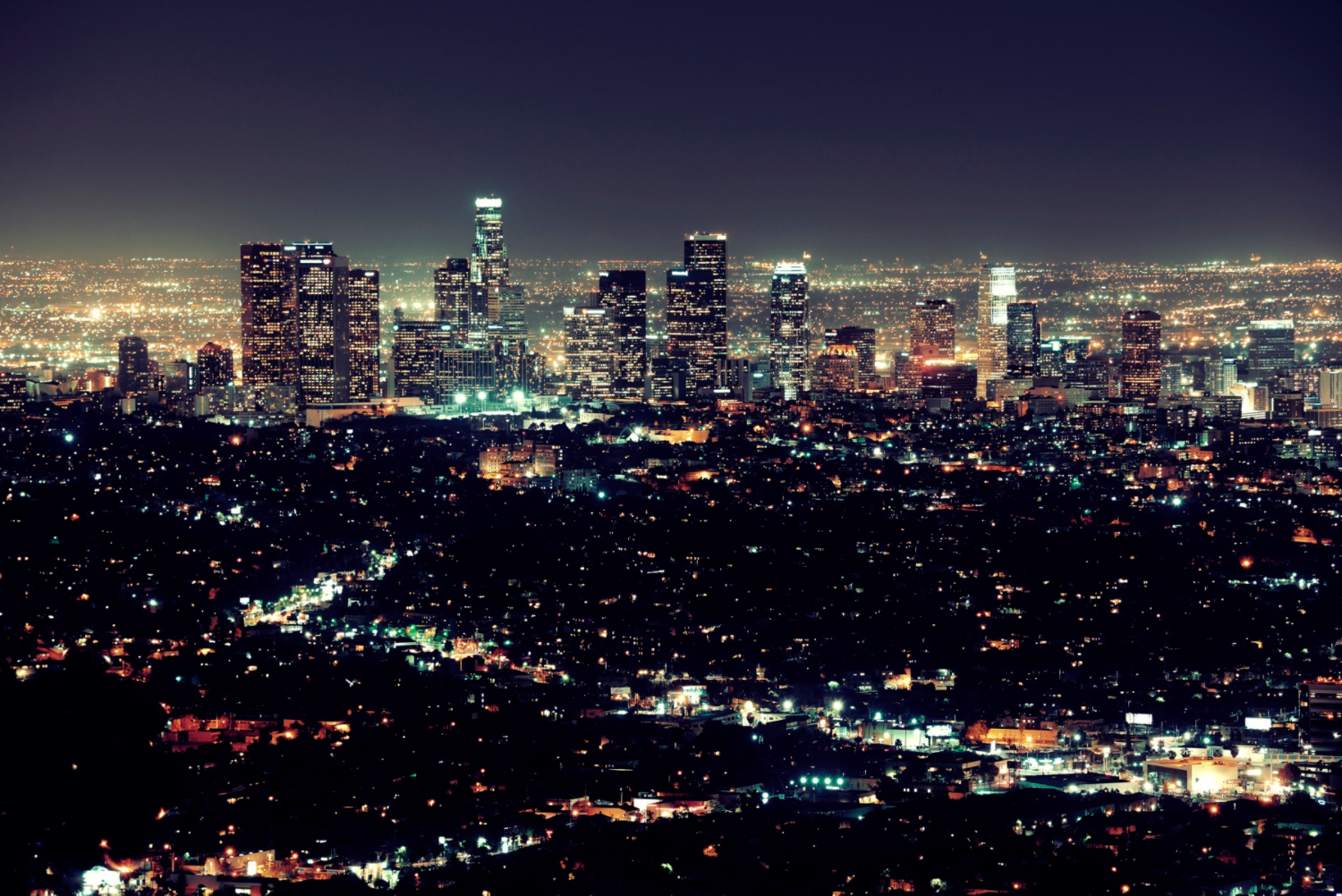 Image d'illustration d'une ville nocturne polluée par la lumière