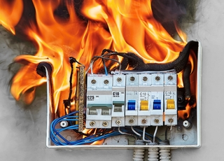 Illustration du risque incendie d’origine électrique