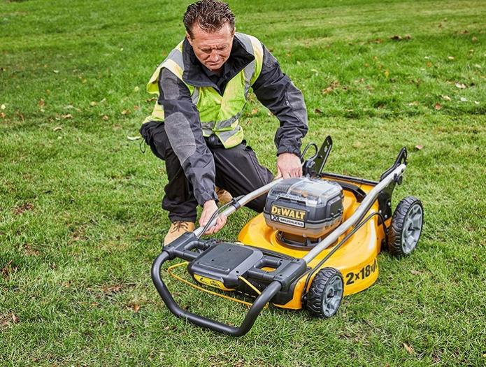 Tondeuse XR DCMW564P2 - livrée avec 2 batteries 18V 5Ah et un chargeur DeWalt