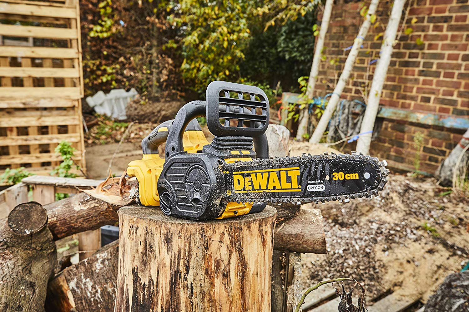 Tronçonneuse élagueuse 30 cm - XR 18V - 5Ah Li-Ion - livrée avec 1 batterie 18V 5Ah et un chargeur DeWalt