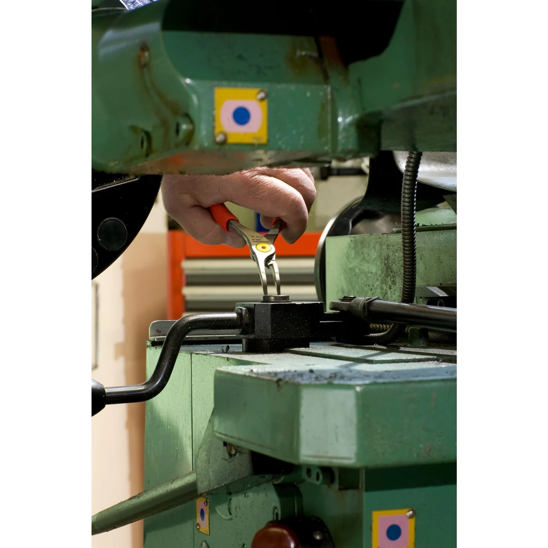 Pince pour circlips extérieurs bec à 45° 40-100 mm Facom