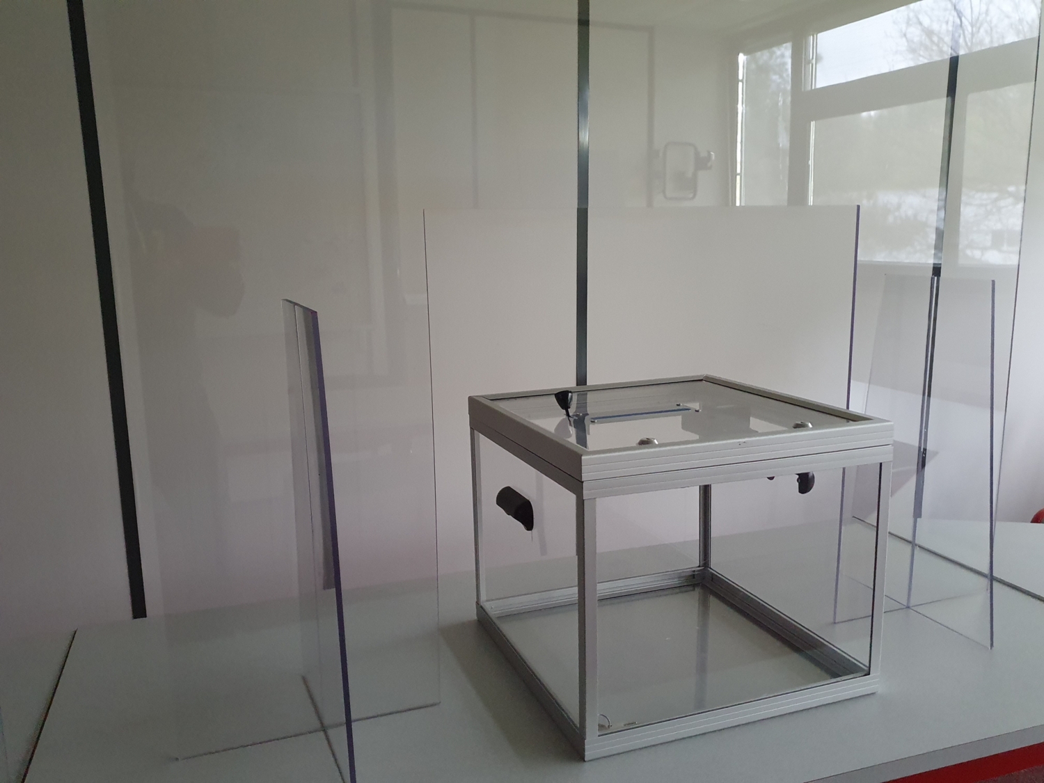Protection ploycarbonate pour urne Mabéo Industries