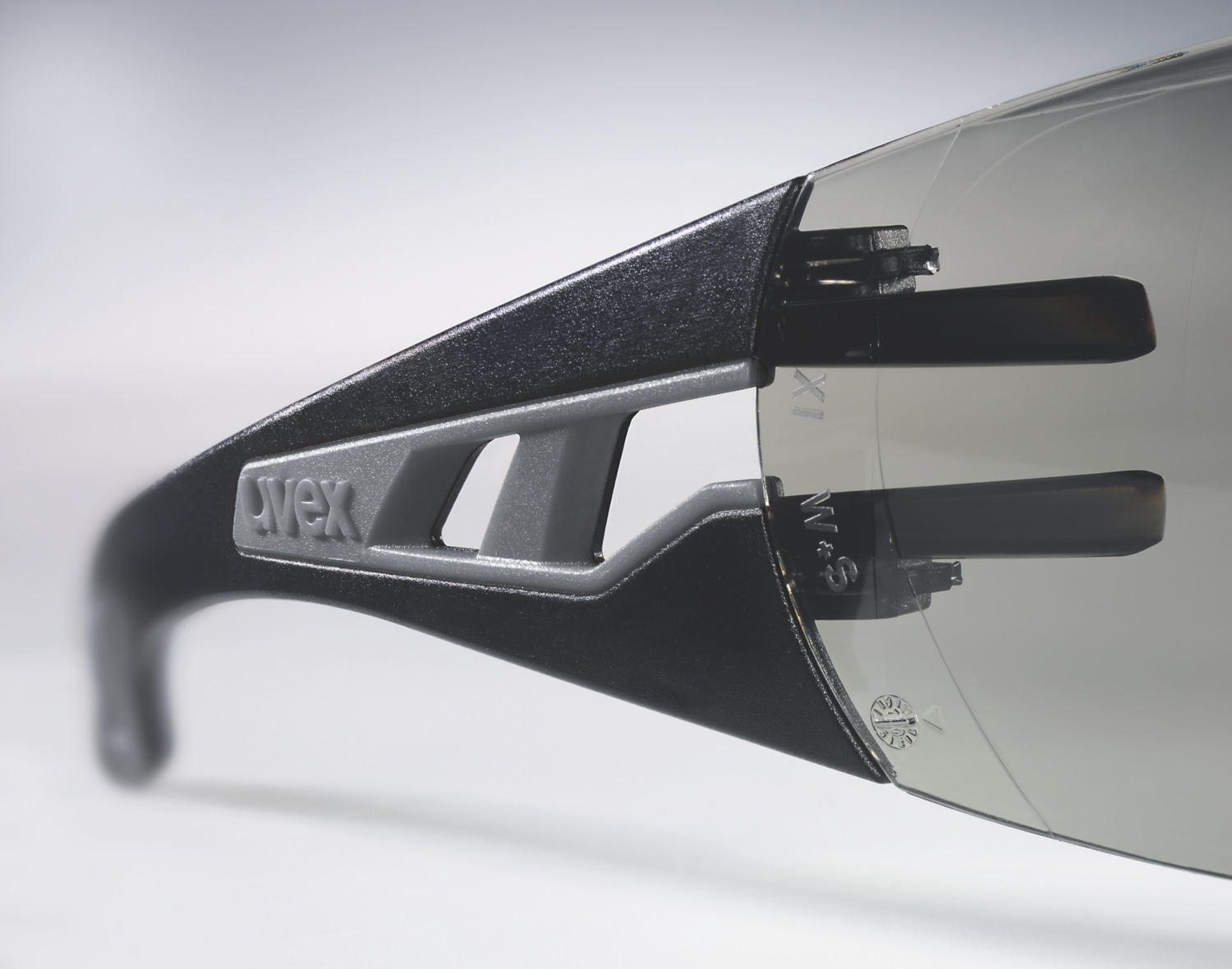 Lunettes de protection solaire pheos gris anti-rayures anti-buée anti-UV projections chimiques Uvex
