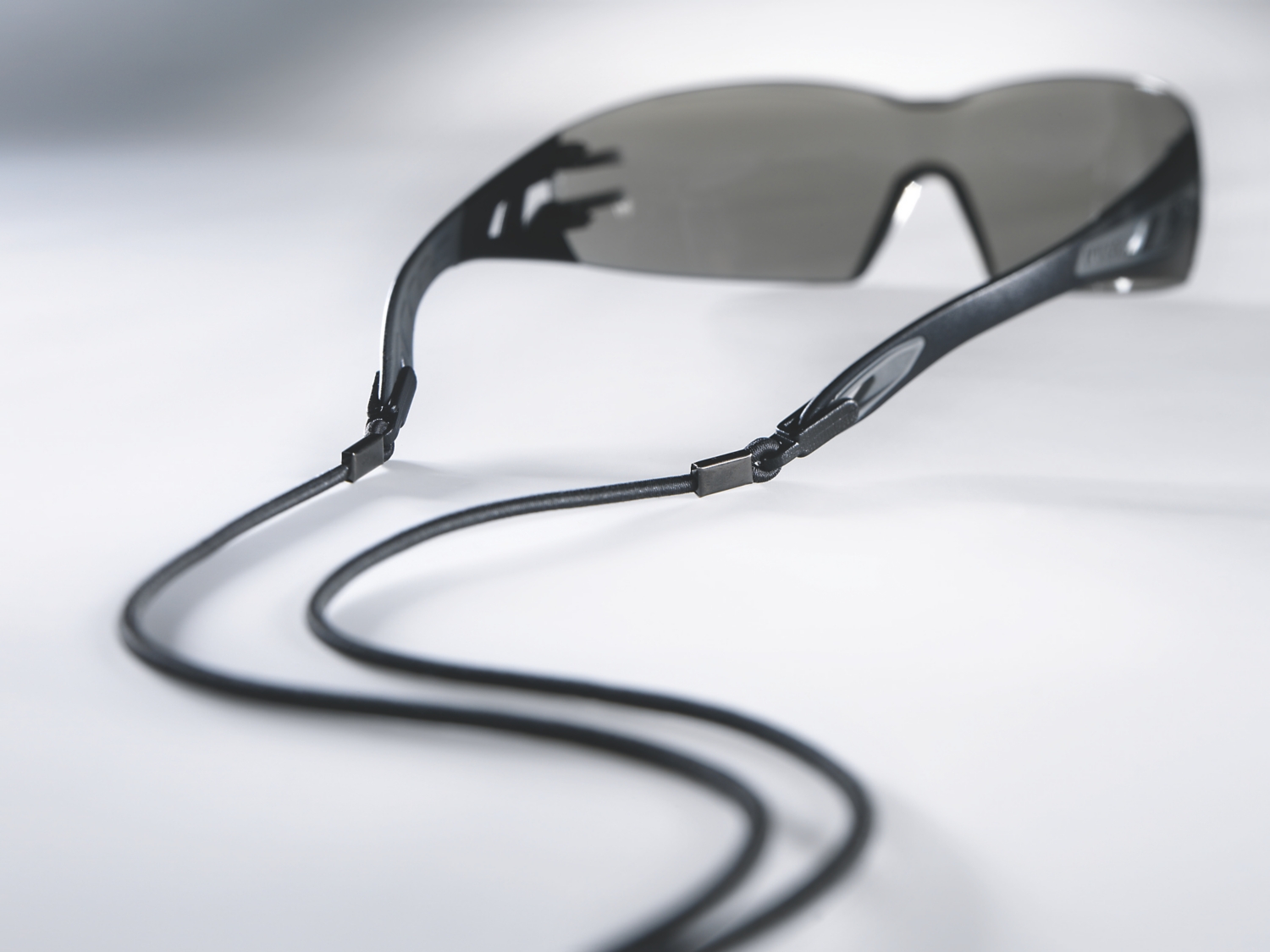 Lunettes de protection solaire pheos gris anti-rayures anti-buée anti-UV projections chimiques Uvex
