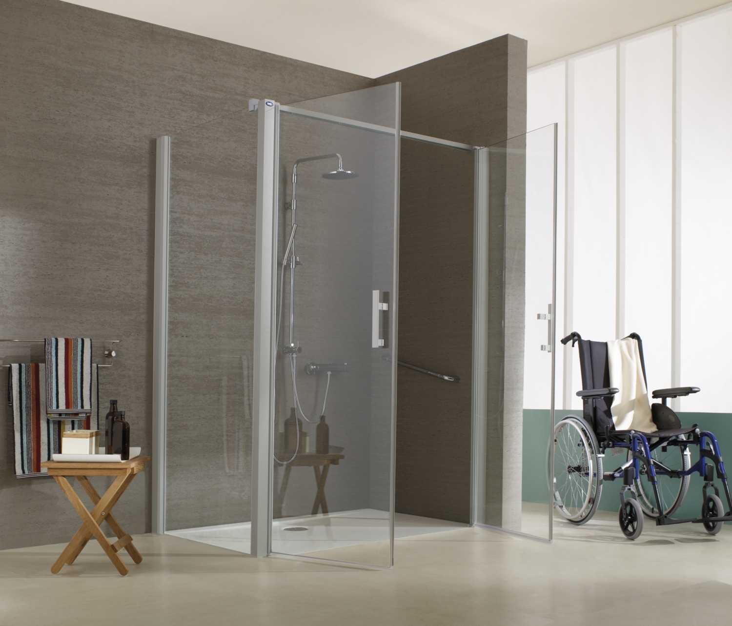 Paroi et cabine de douche PMR