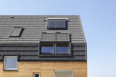 Image de panneaux solaires thermiques sur un toit