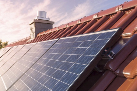 Image de panneaux solaires sur un toit